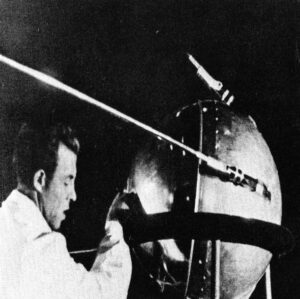 Technik provádí jednu z posledních kontrol před připojením Sputniku-1 k nosné raketě. Traduje se, že Koroljov těsně před připojením ještě jednou nechal zapnout vysílač a na chvíli se zaposlouchal do jeho pípání. I pragmatický Koroljov tušil, že stojí na prahu historického okamžiku…