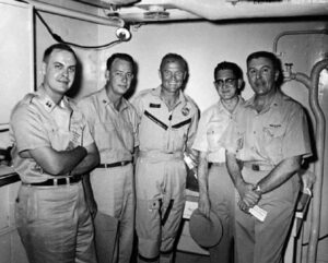 John Glenn (uprostřed) s lékařským týmem na lodi USS Randolph po přistání mise MA-6.