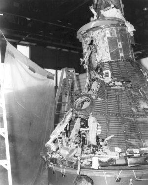 Zrekonstruované trosky kabiny Mercury po letu MA-1.
