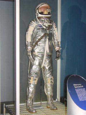 Originál skafandru, který měl Grissom na sobě při misi MR-4. Na břiše je zřetelný ventil přívodu kyslíku, který se mu málem stal osudným.