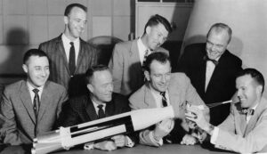 První sedmička amerických astronautů- "The original seven". Zleva: Grissom, Shepard, Carpenter, Schirra, Slayton, Glenn, Cooper.
