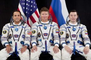 Posádka Sojuzu TMA-04M Zleva: Joe Acabá - Gennadij Padalka - Sergej Revin