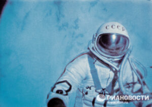 Alexej Leonov během historicky první kosmické vycházky ve volném prostoru.