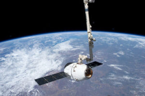 Dragon zachycený robotickou paží u ISS