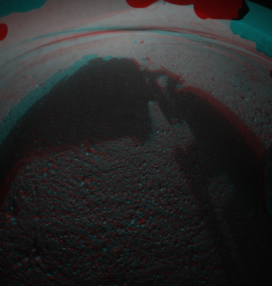 Jedna z prvních 3D fotek od Curiosity. Snímek vznikl jen pár desítek hodin po přistání z kamer HazCam.
