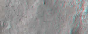Snímek z oběžné dráhy, který ukazuje cestu vozítka Curiosity v prvních dnech na Marsu, kdy dojelo ke kameni Jake Matijevic. Povšimněte si zejména nerovného terénu v oblasti Glenelg.