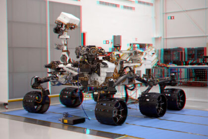 Autor fotek - rover Curiosity v plné kráse. Toho času ještě v montážní hale.