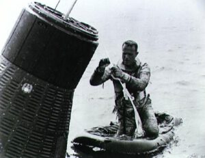 Scott Carpenter během výcviku. Zhruba takovýto pohled se naskytl žabím mužům, které zhruba 40 minut po přistání kabiny shodil na místo vrtulník, aby zajistili loď i Carpentera proti potopení na dno Atlantiku.