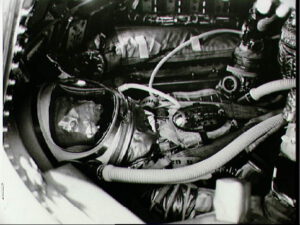 Carpenter během výcviku v simulátoru Mercury. Všimněte si stísněného prostoru v kabině. Astronauti žertem říkávali, že do Mercury člověk nenastupuje, ale obléká si ji.