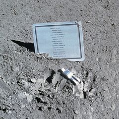 Plaketa se jmény astronautů a kosmonautů, kteří zahynuli při výcviku i mimo něj. Nechala ji na Měsíci posádka Apolla-15.