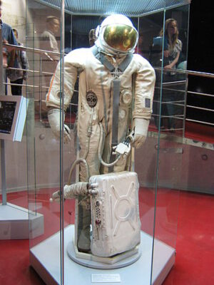 Skafandr "Jastreb" (Jestřáb), použitý při procházce kosmonautů Sojuzu-5