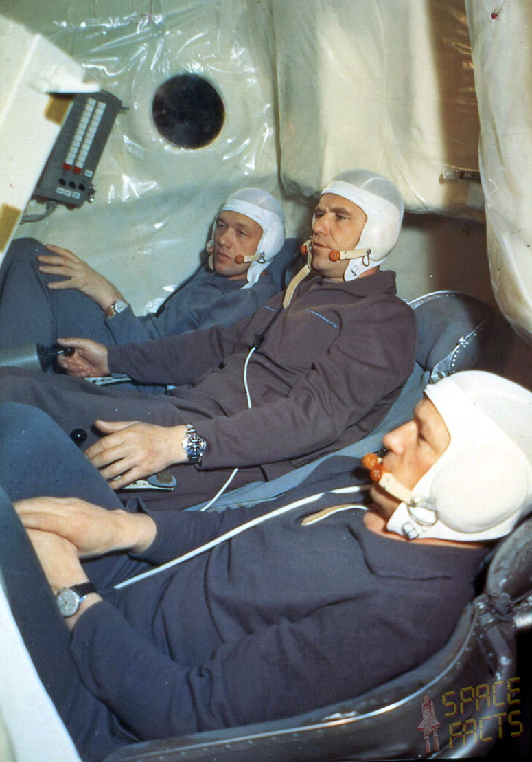 Posádka Sojuzu-10: (odzadu) Jelisejev, Šatalov, Rukavišnikov