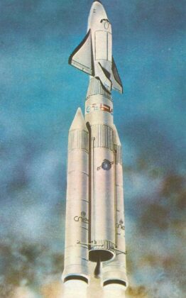 Raketoplán Hermes štartujúci na špici európskej rakety Ariane 5