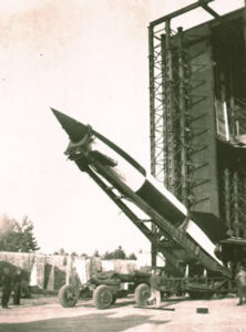 Raketa V2 na odpaľovacej rampe. Len na Londýn ich bolo vystrelených asi 1000. Bola to najzložitejšia zbraň II. svetovej vojny.