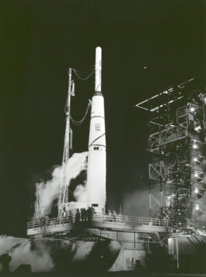 Raketa Thor Able na odpaľovacej rampe. V úložnom priestore má družicu Pioneer-1