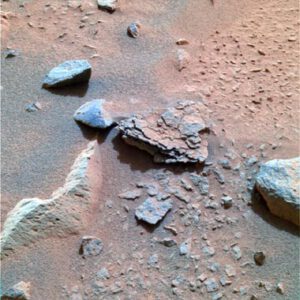 Kameň Mimi s podivnou vrstevnatou štruktúrou. Vznikol stvrdnutím malej duny za spolupäsobenia vody, alebo do neho naradil meteorit? Táto otázka asi nikdy nebude definitívne vyriešená.