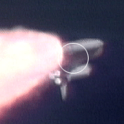 Kombinovaný snímek, zachycující moment nárazu pěny do křídla Columbie