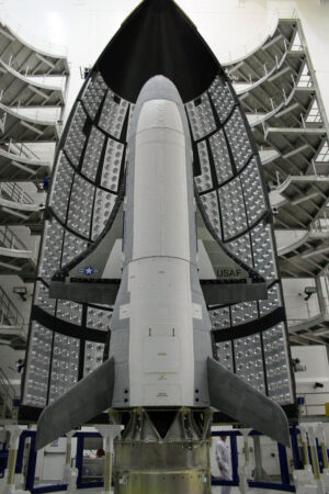 Americký amádny miniraketoplán X-37B v aerodynamickom kryte rakety Atlas-5.