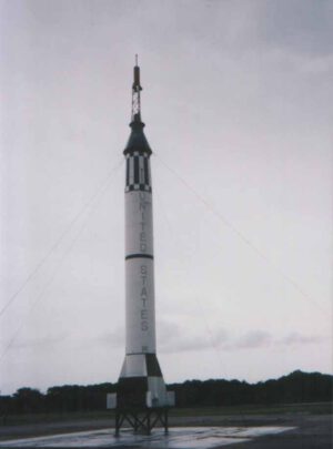 Rakety Mercury Redstone Umožnila Američanom dostať sa na krátku chvíľu do vesmíru. Všimnite si maličkú odpaľovaciu plošinu. Tá je taká malá preto, lebo Redstony sa naprv vyvíjali ako balistické rakety, ktorých obsluha musí byť čo najjednoduchšia.