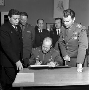 Podepisování návštěvní knihy v Gagarinově pracovně