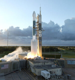 Raketa Delta II ve variantě 7925H právě startuje. Na její palubě je sonda Dawn.