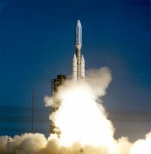 Raketa Titan-3E vynáša do vesmíru sondu Voyager 1