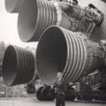 Wernher von Braun před spodní částí rakety Saturn V s pěticí motorů F-1.