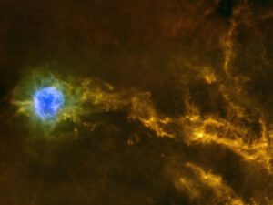 Výtrysky plynu z 3300 světelných let vzdálené mlhoviny Caldwell 19 v souhvězdí Labutě, jak jej zachytil dalekohled Herschel.