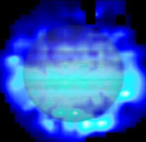 Snímek Jupitera z dalekohledu Herschel. Ve spodní polovině planety je dobře vidět velké množství vody.