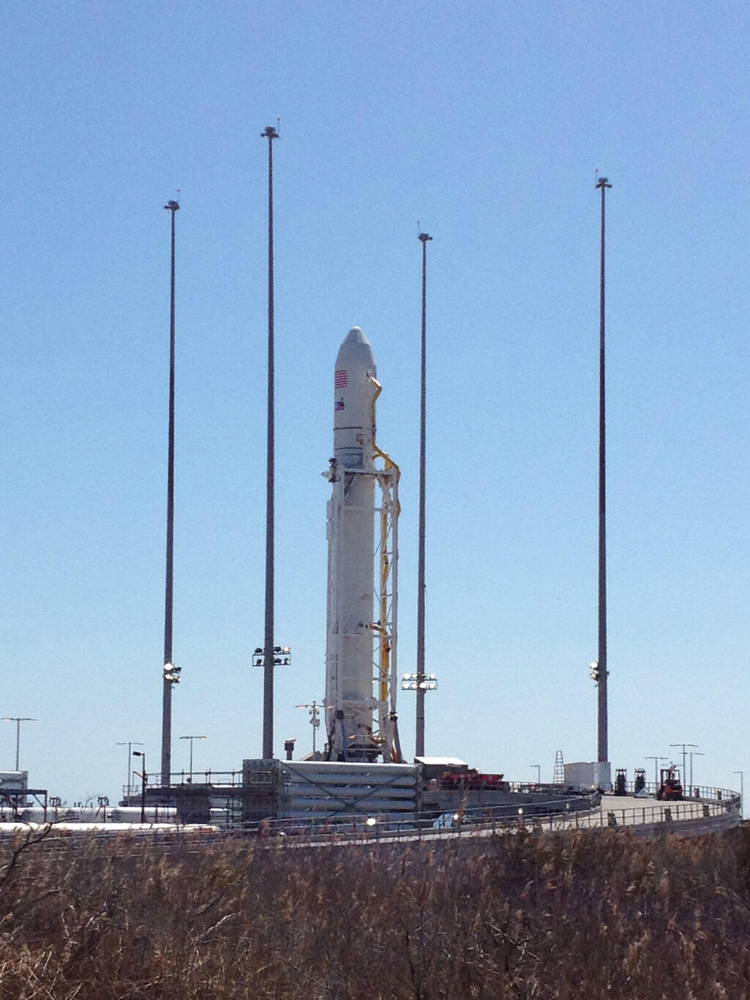 Celkový pohled na raketu Antares<br>Zdroj: https://pbs.twimg.com/