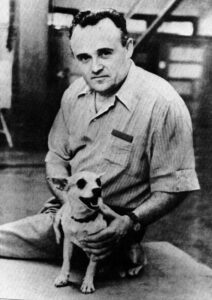 Koroljov s pokusným psíkem- fotografie z roku 1954