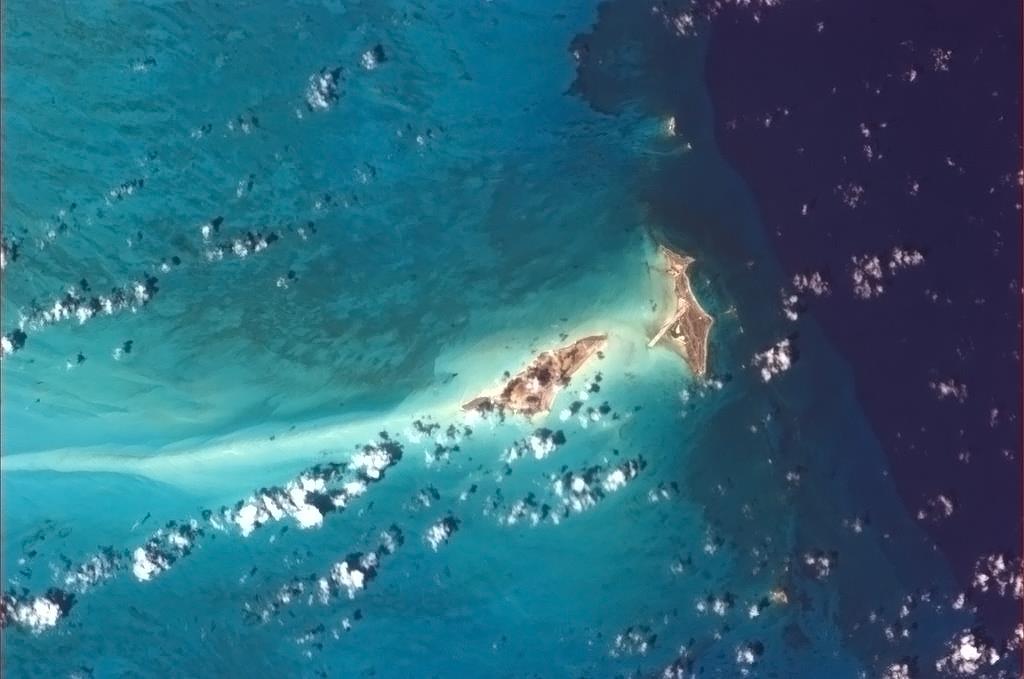 Velký a Malý Ambergris Cay - dva ostrovy patřící do karibské oblasti Turks a Caicos.