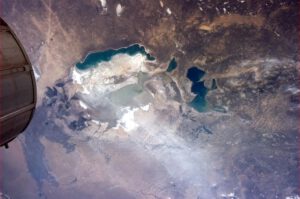 Vítr zvedá prach z míst, kde ještě před několika desítkami let bylo dno Aralského moře.