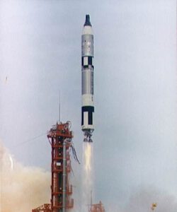 Raketa Titan II štartuje loďou Gemini 7