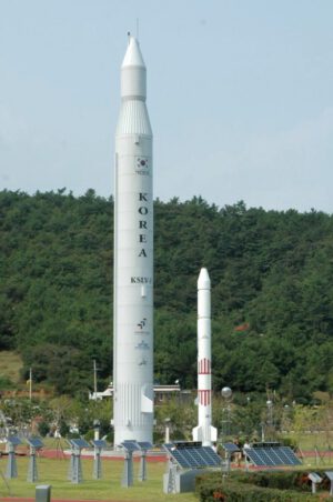 Replika rakety Naro. Veľký prvý stupeň dodávalo Rusko, druhý stupeň si vyrobila Južná Kórea.