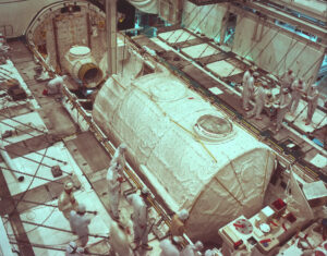 První Spacelab v nákladovém prostoru raketoplánu Columbia.
