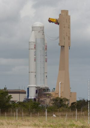 Poměrně neobvyklý snímek zachycující raketu Ariane 5, která vynese loď ATV-4. Fotka vznikla během převozu do montážní haly, kde se na špičku rakety umístí kosmická loď.