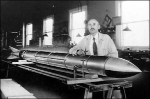 Robert Goddard v dílně se svojí raketou.
