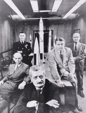 Herman Oberth, Werner von Braun a zástupci americké armády, pózují v Redstonské zbrojovce v polovině padesátých let.
