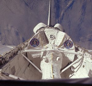 Známá fotografie hermetického modulu laboratoře s přechodovým tunelem pořízená z paluby Columbie během první mise STS-9.
