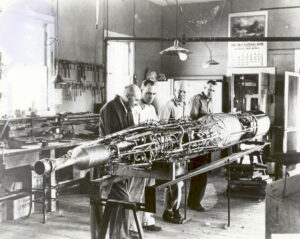 Goddard a jeho tým při konstrukci jedné z raket.