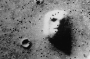 Fotografia, ktorá veľmi dlhú dobu miatla ľudí. Veľká tvár na Marse v oblasti Cydonia.