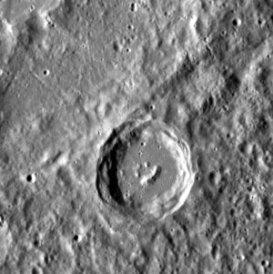 Toto je kráter na planéte Merkúr. Zaujímavý je hlavne smajlík v jeho vnútri. Čo všetko príroda nevymyslí. Túto fotografiu na Zem odoslala sonda MESSENGER, ktorá namenšiu planétu Slnečnej sústavy obieha už takmer päť a pol roka.