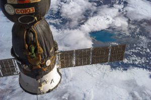 Nad solárním panelem lodi Sojuz je vidět čínské jezero Koko Nor.