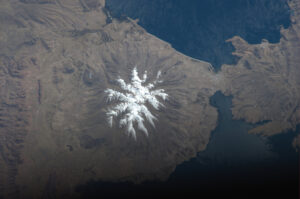 Zasněžená hora blízko bolivijského hlavního města La Paz.