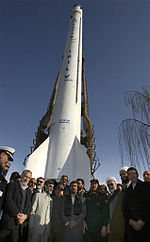 Iránska raketa Safír na odpaľovacej rampe.