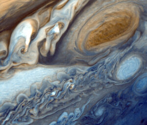 Jupiterova veľká červená škvrna zachytená sondou Voyager 1. Fotka je v nepravých farbách.