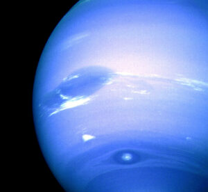 Bouře v atmosféře Neptunu zachycené sondou Voyager 2.