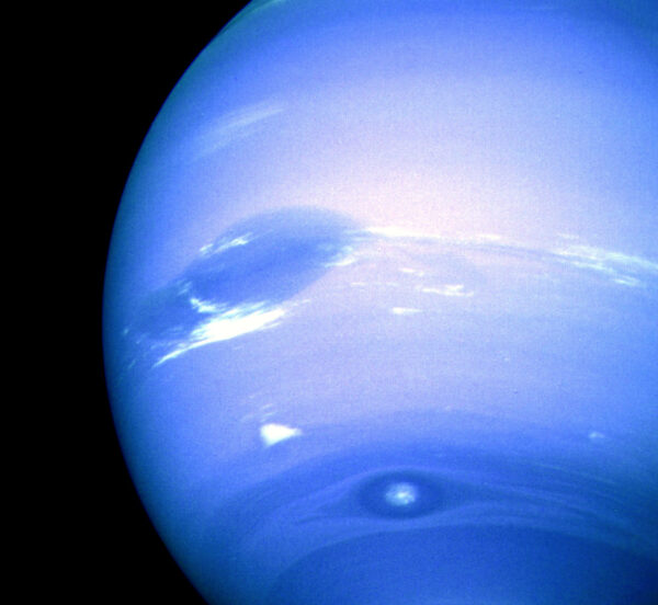 Búrky v atmosfére Neptúnu zachytené sondou Voyager 2.