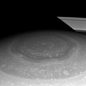 Saturnov "hexagon" na severnom póle planéty. Jeho centrom je obrovský vír.